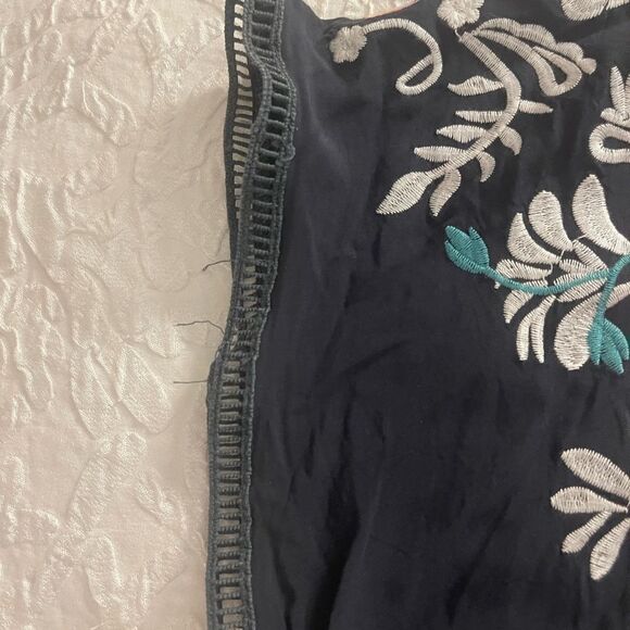 Mislook black and floral embroidered short sleeve shirt top,‎ size large - Picture 5 of 10